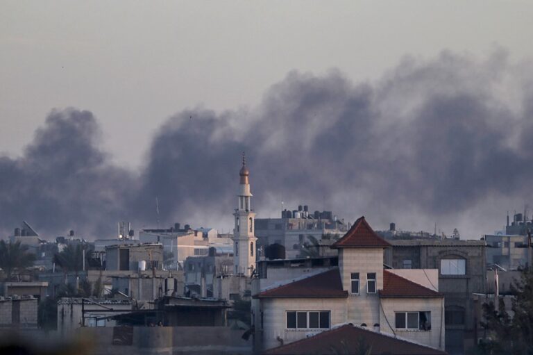 Columnas de humo tras un ataque aéreo israelí en Jan Yunis, en el sur de la Franja de Gaza. EFE/EPA/Mohammed Saber