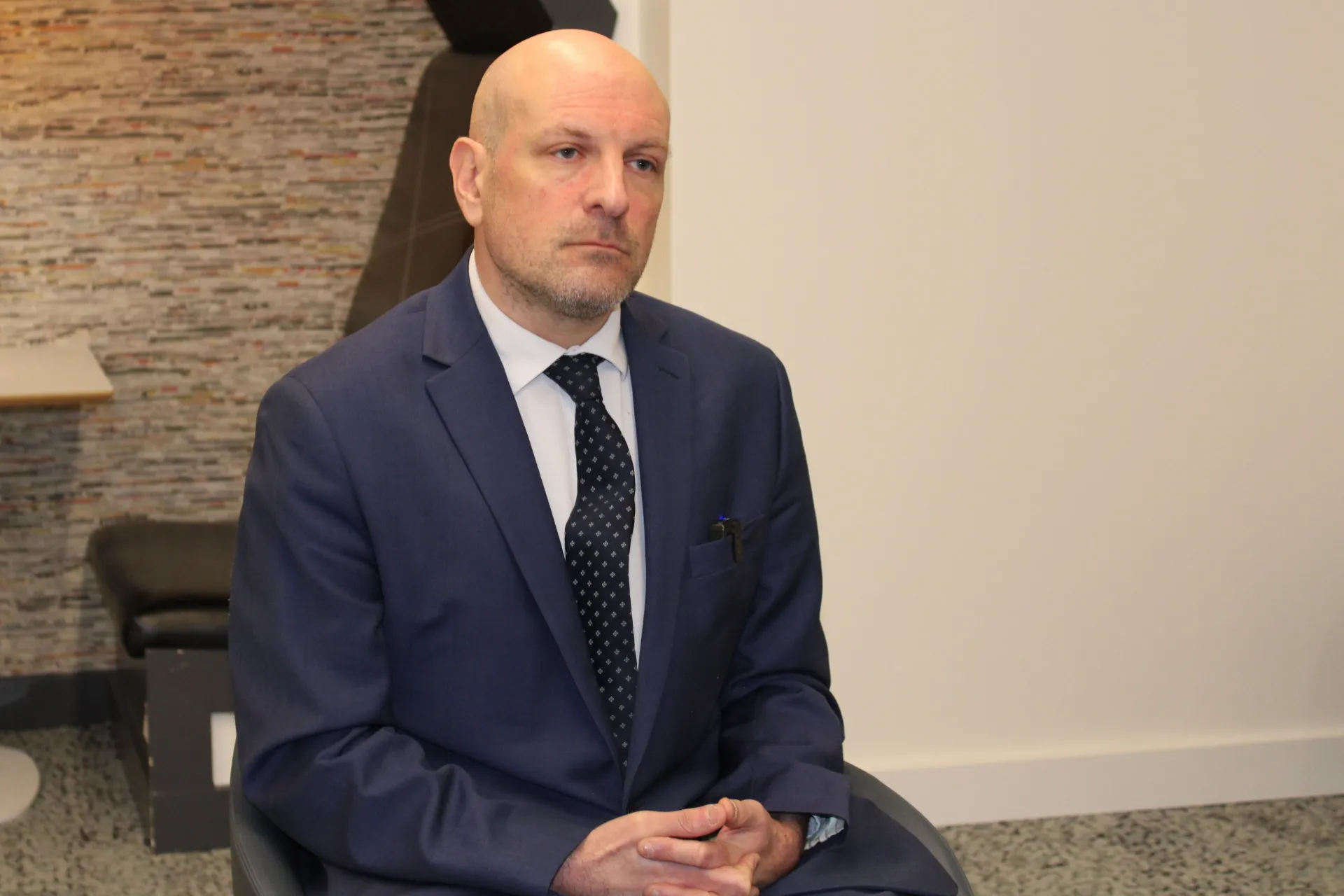 El funcionario del Departamento de Estado que dimitió por el apoyo de Biden a Israel, Josh Paul, habla con EFE durante una entrevista, el 20 de febrero de 2024, en el National Press Building en Washington (EE.UU.). EFE/ Octavio Guzmán