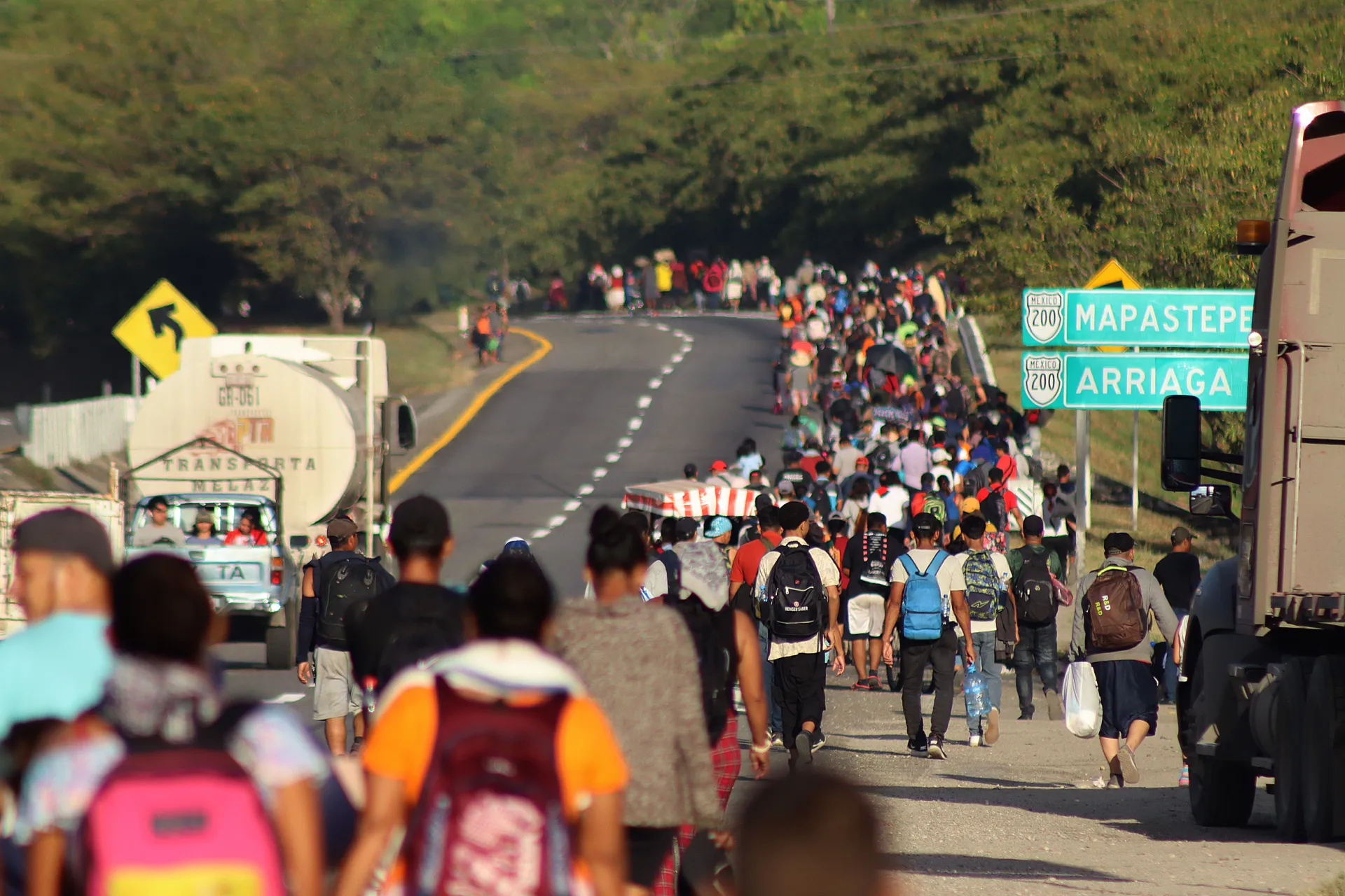 Migrantes caminan en caravana hacia EE.UU., desde la ciudad de Escuintla (México), en una fotografía de archivo. EFE/Juan Manuel Blanco