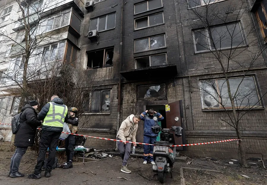 Operarios del servicio de emergencia trabajan en las inmediaciones de un edificio alcanzado en un ataque con misiles en Kiev, este 21 de marzo. EFE/EPA/Sergey Dolzhenko