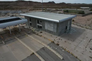 Fotografía aérea que muestra las instalaciones de una aduana abandonada en la cual se construirá una nueva estación migratoria, el 7 de marzo de 2024, en Ciudad Juárez, Chihuahua (México). EFE/ Luis Torres