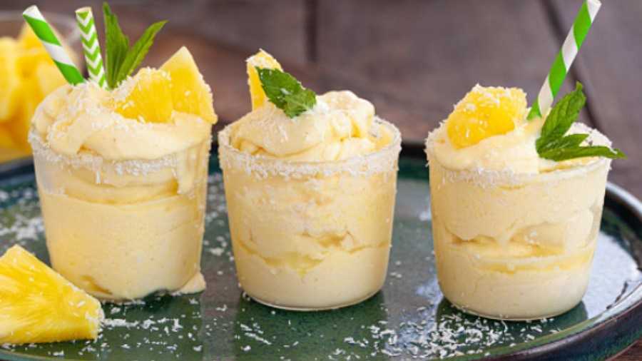 Mousse de frutas con espuma de coco y crujiente de piña: receta