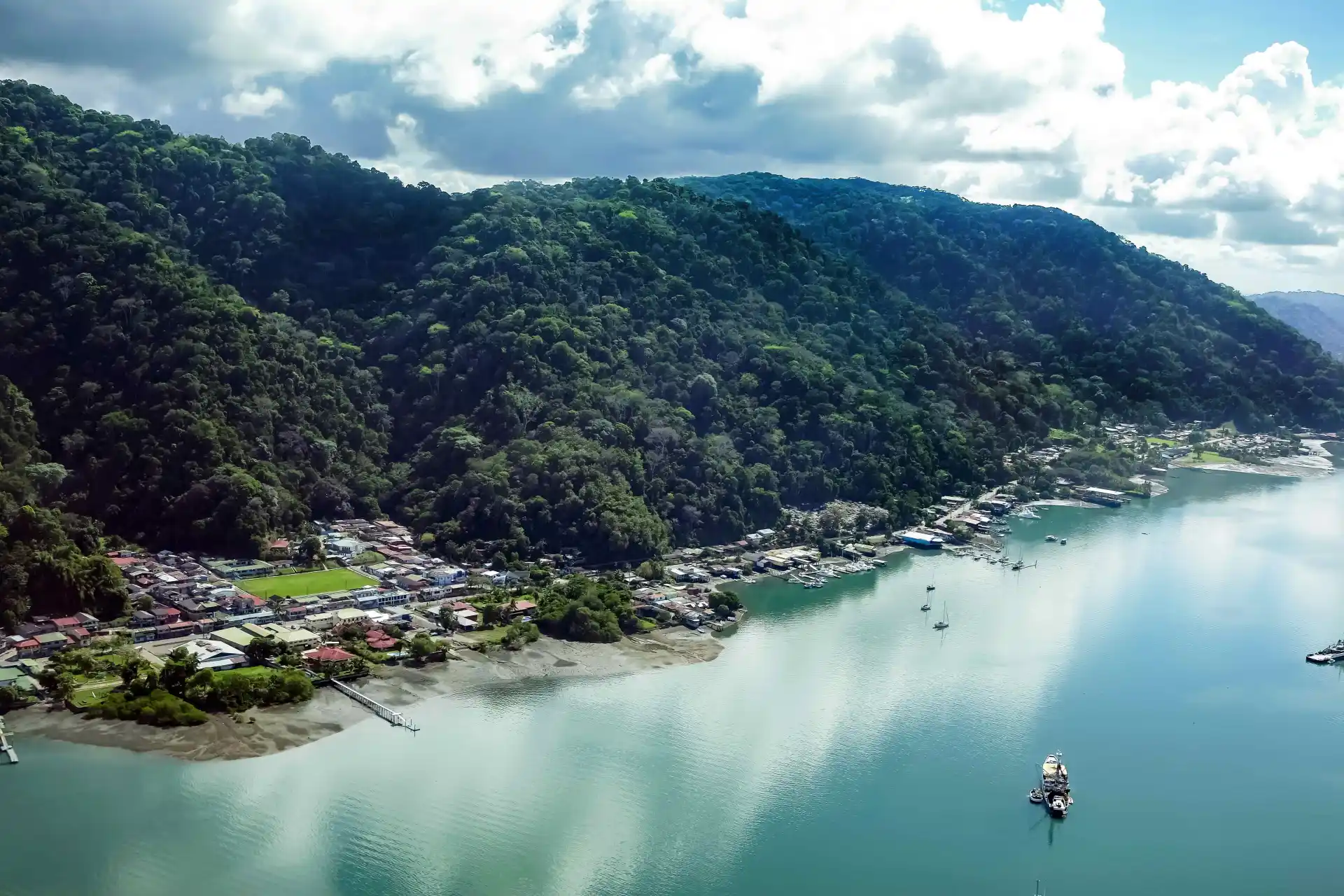 Fotografía del Golfo Dulce, uno de los cuatro fiordos tropicales del mundo. EFE/Jeffrey Arguedas