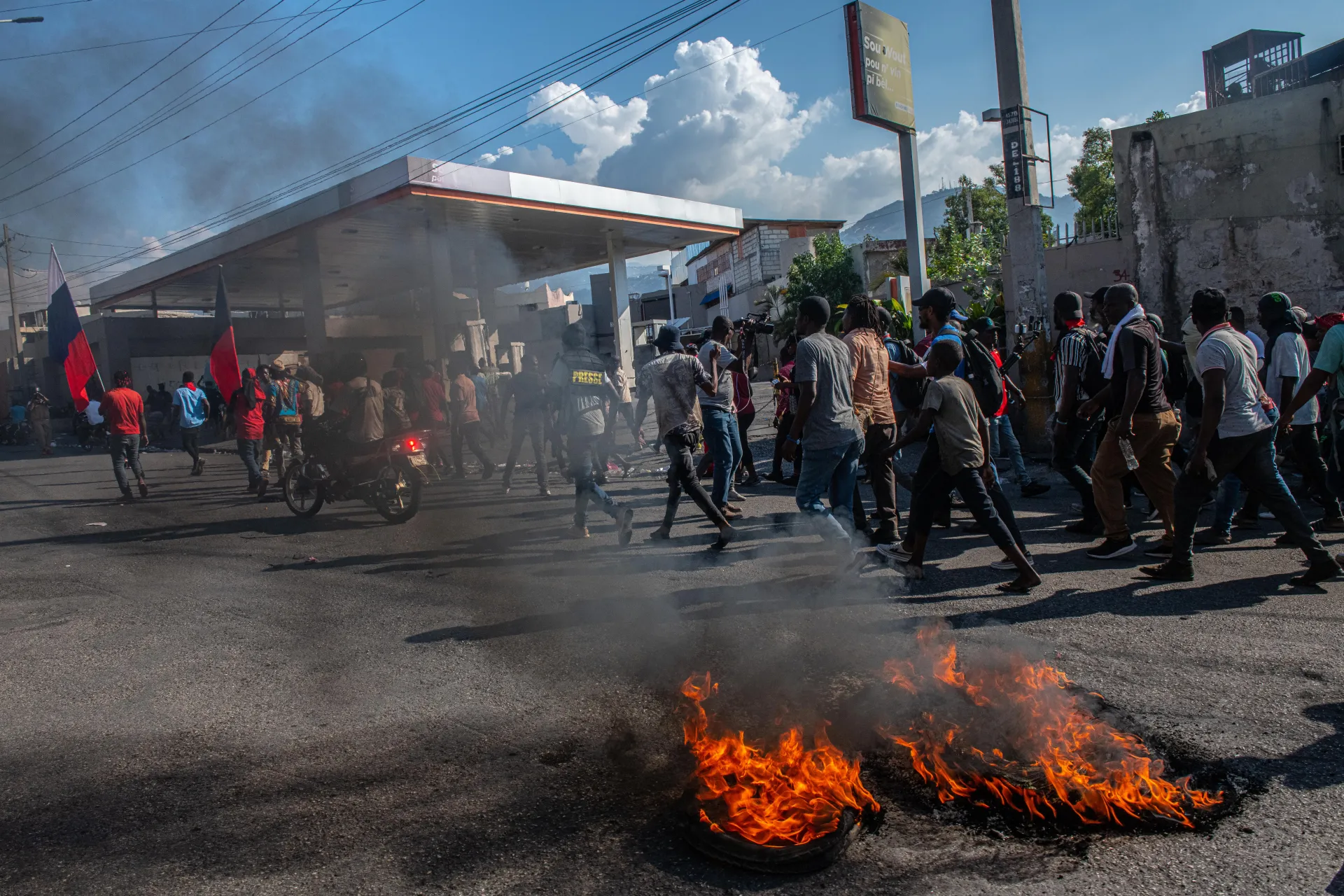 Manifestantes protestan para exigir la renuncia del primer ministro Ariel Henry, en Puerto Príncipe (Haití). EFE/Johnson Sabin
