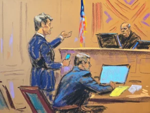 Reproducción fotográfica de un dibujo realizado por la artista Jane Rosenberg donde aparece el abogado defensor del expresidente de Honduras Juan Orlando Hernández, Renato Stabile (i), mientras muestra un video al juez federal Kevin Castel (arriba), durante el juicio celebrado en el tribunal federal del Distrito Sur de Manhattan en Nueva York (EE.UU.). EFE/Jane Rosenberg