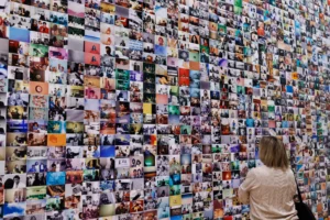 Una mujer observa una obra de arte durante una vista previa para la prensa de la Bienal 2024 del Whitney Museum of American Art, en Nueva York (EE.UU.). EFE/EPA/Sarah Yenesel
