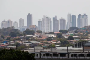 Fotografía que muestra casas en el distrito de San Miguelito y atrás los edificios de Costa del Este, en la Ciudad de Panamá (Panamá). EFE/Bienvenido Velasco