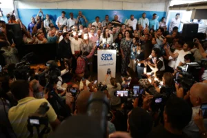 La líder antichavista María Corina Machado (c) habla durante una rueda de prensa para presentar a la historiadora Corina Yoris como candidata para las elecciones presidenciales, en Caracas (Venezuela). EFE/Rayner Peña R.