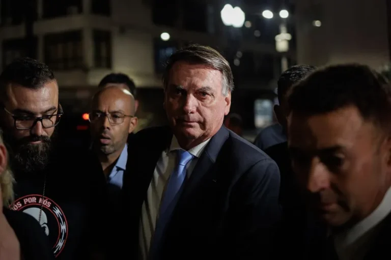 El expresidente de Brasil Jair Bolsonaro llega al Teatro Municipal para acompañar a la ex primera dama Michelle Bolsonaro en la ceremonia en la que recibirá el título de ciudadana este lunes, en São Paulo (Brasil). EFE/ Isaac Fontana