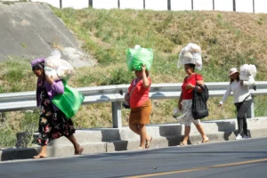 Familiares de detenidos bajo el régimen de excepción llevan paquetes de alimentos hacia el centro penal La Esperanza, el 19 de marzo de 2024, en Mejicanos (El Salvador). EFE/ Rodrigo Sura