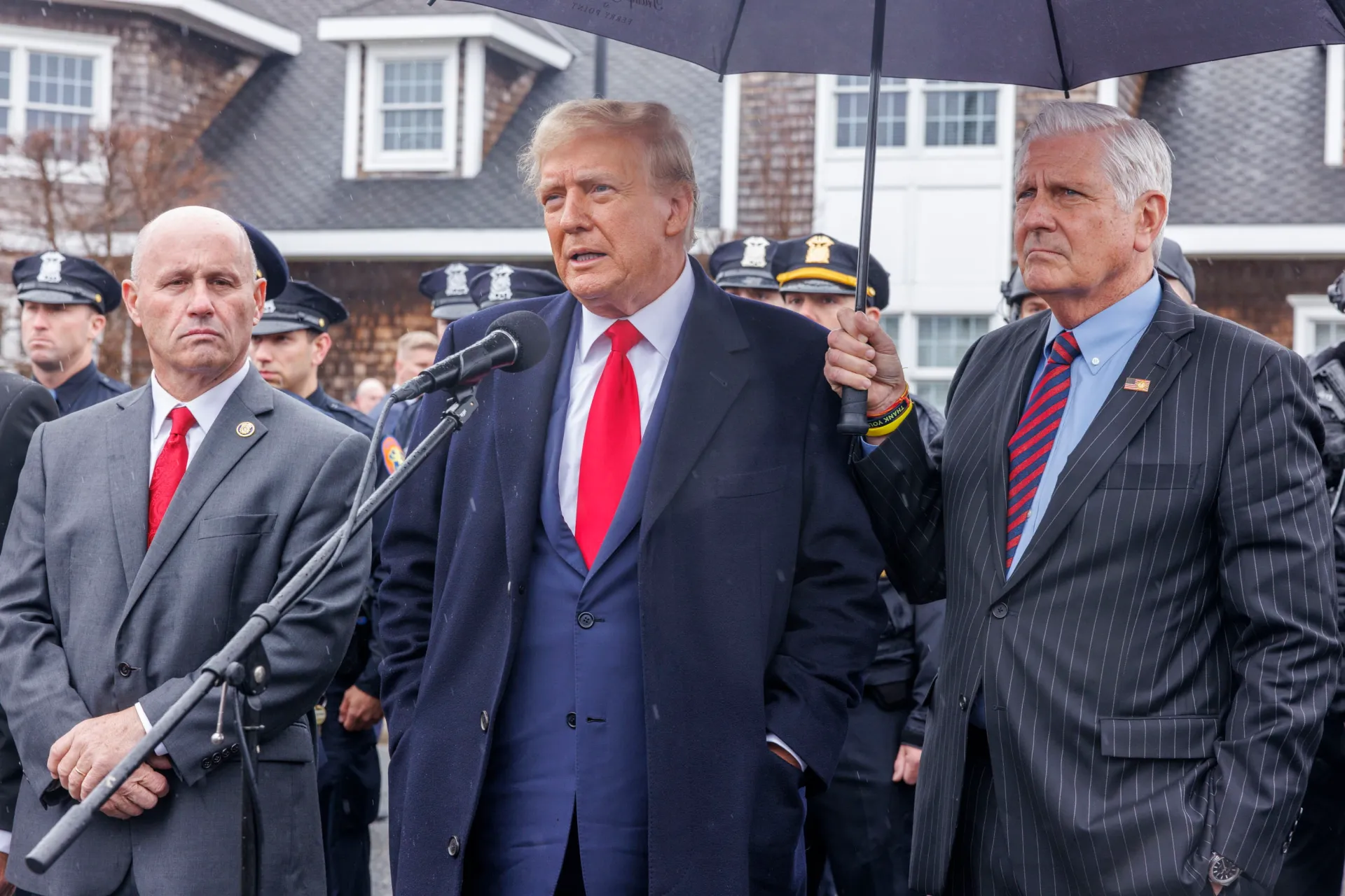 El expresidente estadounidense Donald Trump (c) habla con la prensa después de asistir al velorio del asesinado oficial, Jonathan Diller, en Nueva York, Estados Unidos, el 28 de marzo de 2024. EFE/Sarah Yenesel