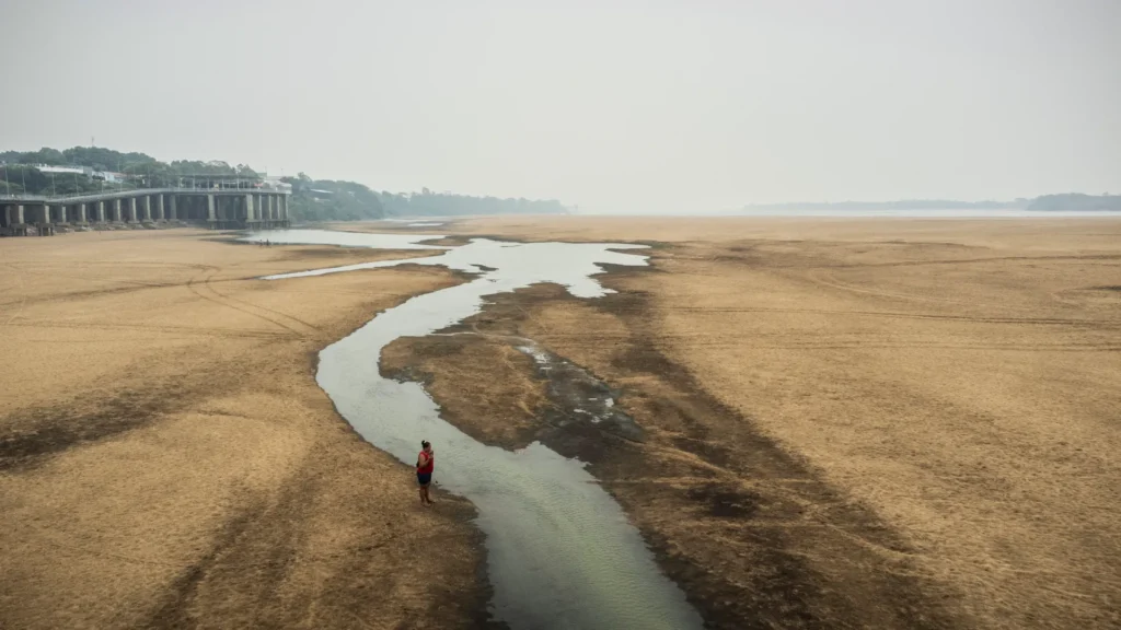 Fotografía aérea donde se observa a una persona caminando en el lecho del río Branco en el norteño estado de Roraima, en Boa Vista (Brasil). EFE/Raphael Alves