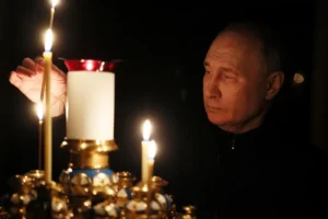El presidente ruso Vladimir Putin encendía una vela en memoria de las víctimas del ataque terrorista del viernes en Moscú. EFE/EPA/Mikhail Metzel/SPUTNIK