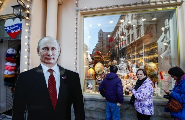 Una figura de cartón del presidente ruso y candidato a la reelección, Vladimir Putin, en una calle de Moscú. EFE/EPA/Yuri Kochetkov