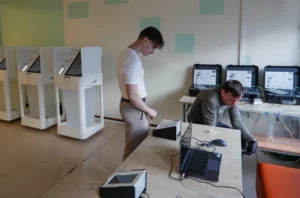 Miembros de una comisión electoral preparan una mesa electoral para las elecciones presidenciales en Rusia, que se celebran del 15 al 17 de marzo de 2024.EPA/Yuri Kochetkov