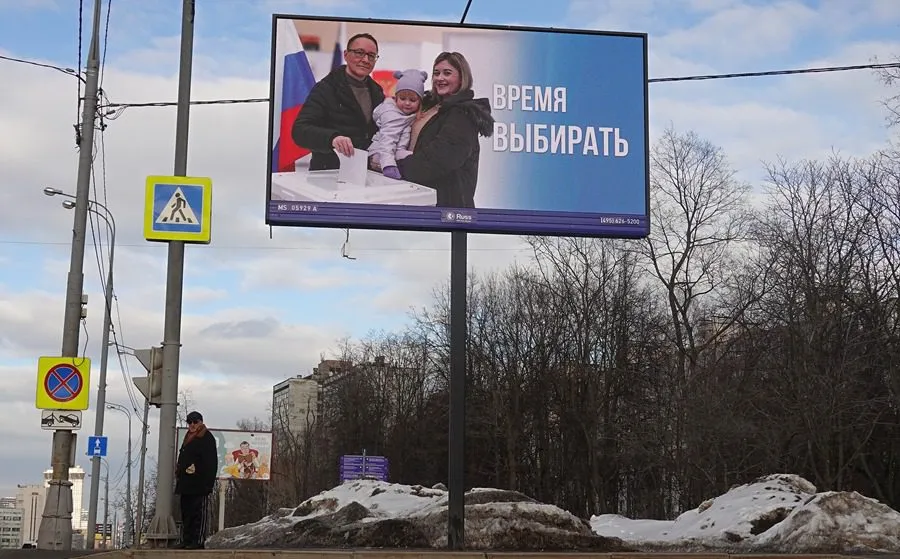 Cartel electoral en una calle de Moscú que dice "Es hora de elegir". EFE/EPA/Maxim Shipenkov