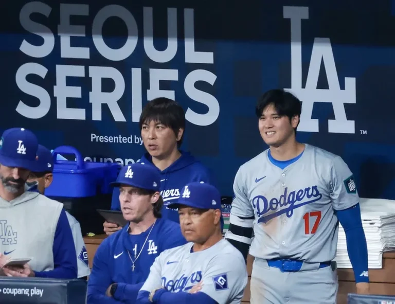 Shohei Ohtani (d) y su intérprete Ippei Mizuhara (c), durante el partido inaugural de la temporada de la MLB de los Dodgers. EFE/EPA/Jiji Press