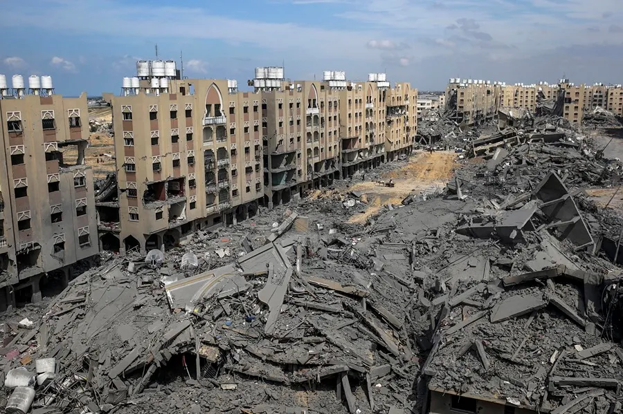 Escombros resultantes de la destrucción de las torres Hamad como consecuencia de un bombardeo israelí en Jan Yunis, en el sur de Gaza. EFE/Mohammed Saber
