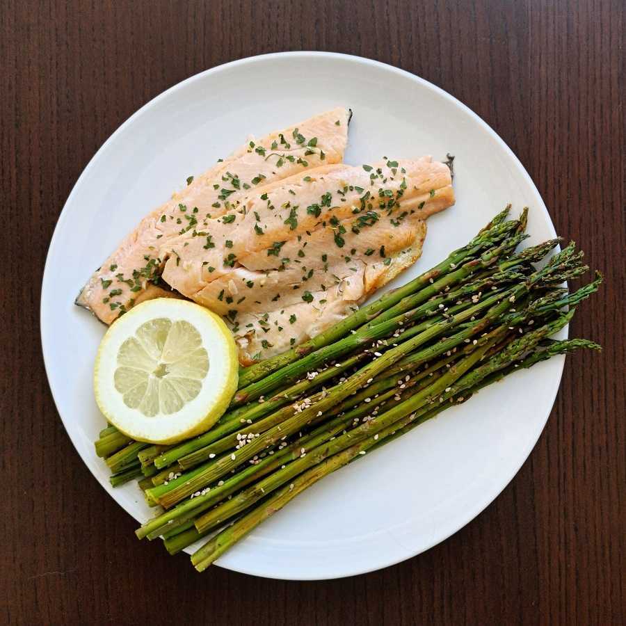 Trucha en vino blanco con puré de coliflor y espárragos: rica receta