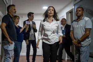 La líder opositora María Corina Machado llega a la sede del partido político Vente Venezuela (VV), en Caracas (Venezuela). . EFE/ Miguel Gutiérrez