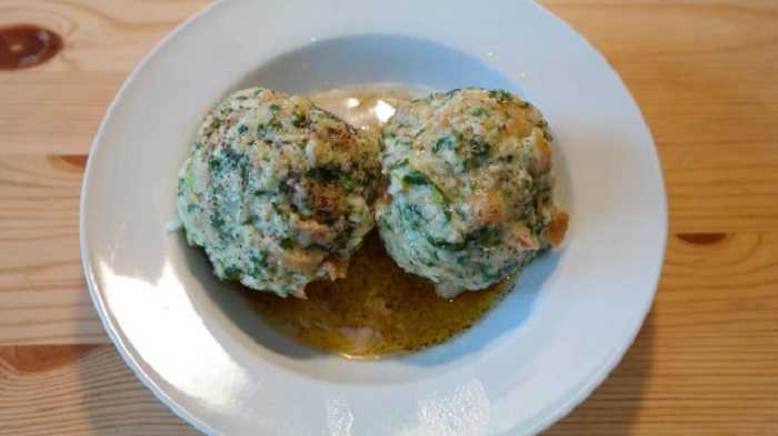 Albóndigas de espinacas con salsa de tomate