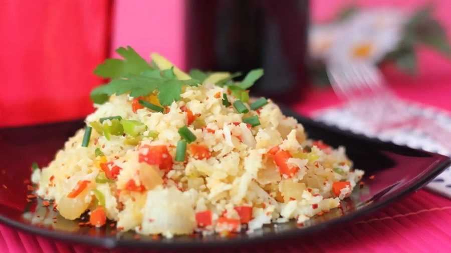 Arroz de coliflor con verduras: sabroso plato para una cena ligera