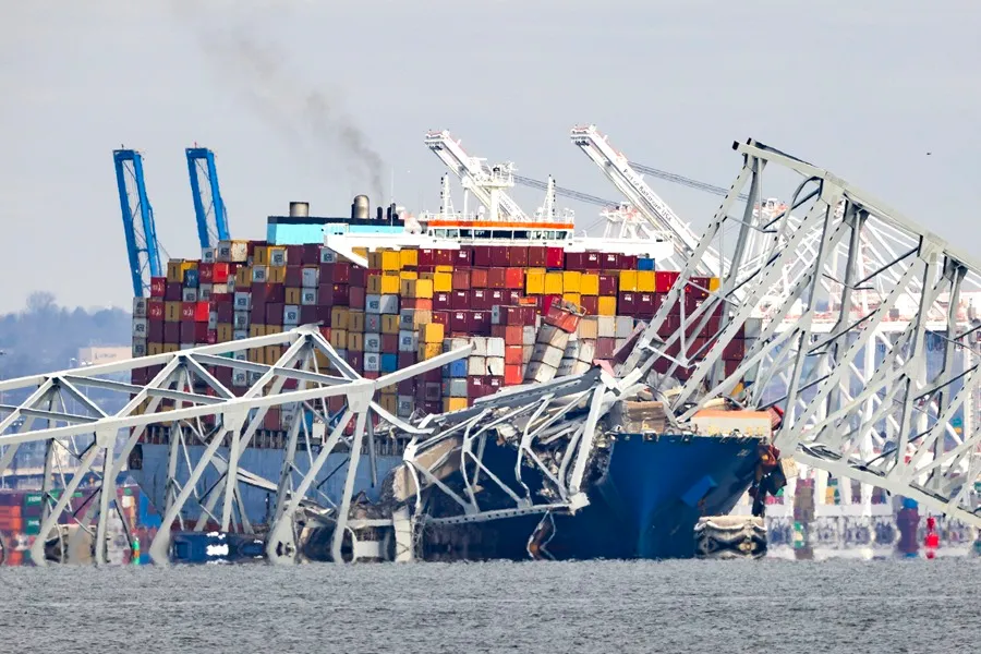 El puente Francis Scott Key de Baltimore, tras el accidente. EFE/EPA/Jim Lo Sclazo