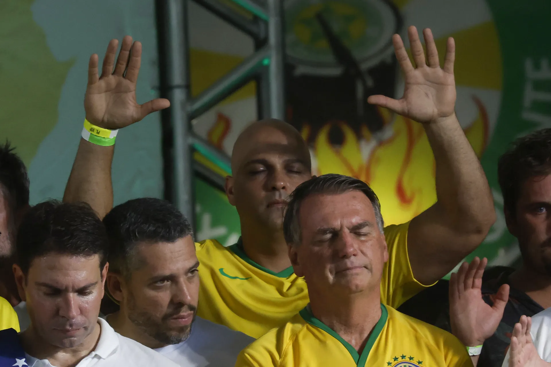 El expresidente de Brasil, Jair Bolsonaro (d), en el lanzamiento de la candidatura para alcalde de Río de Janeiro de Alexandre Ramagem. EFE/ Antonio Lacerda