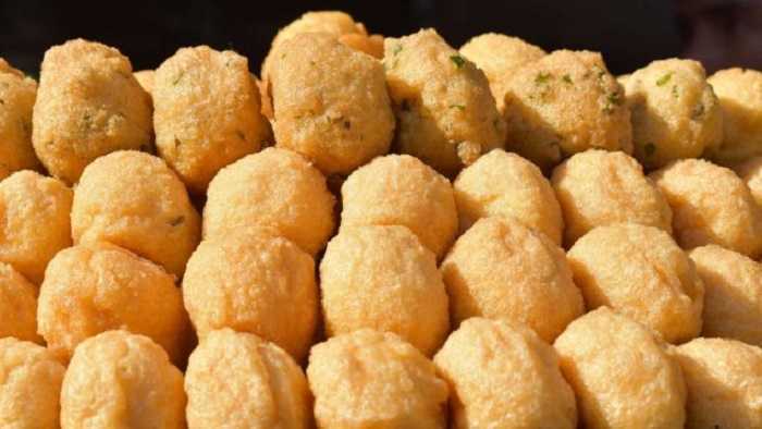 Buñuelos de queso cheddar con arándanos