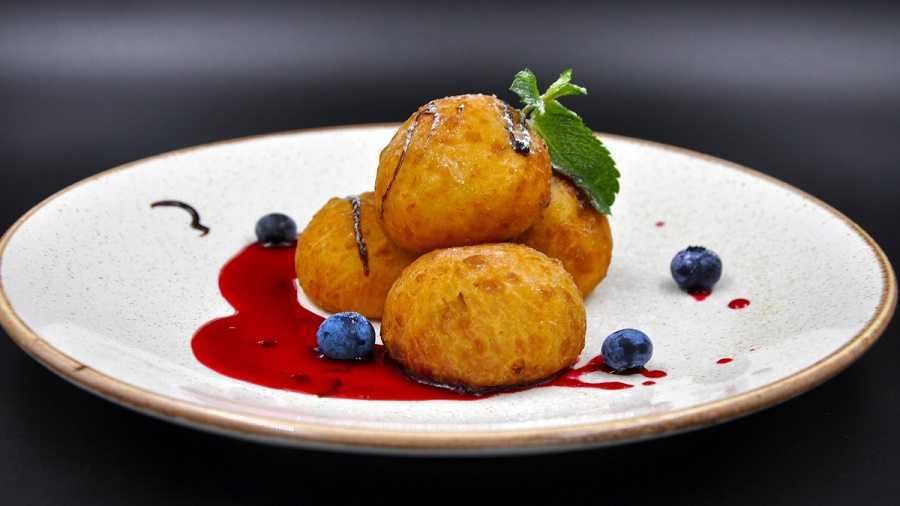 Buñuelos de queso cheddar con arándanos: así lo puedes preparar