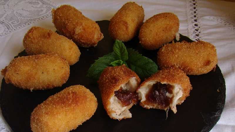 Croquetas de pollo asado y dátiles: rico plato para toda la familia