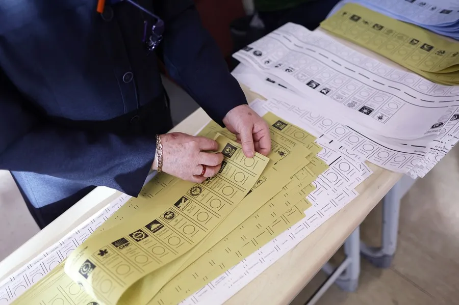 Imagen de las papeletas de votación en un colegio electoral de Estambul, este domingo. EFE/EPA/Erdem Sahin