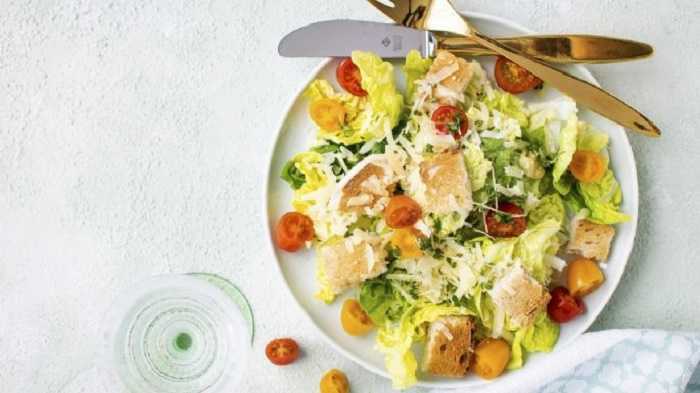 Ensalada de pollo con aguacate y mango