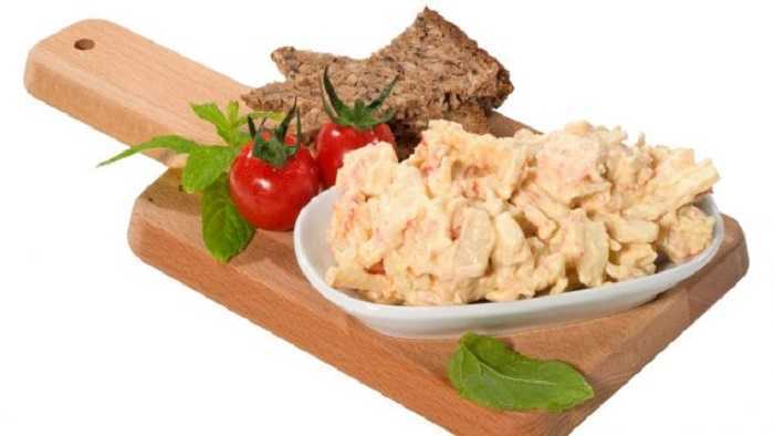 Ensalada de langosta con aguacate y tomates