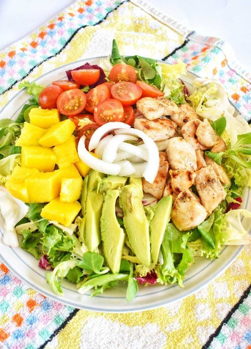 Ensalada de pollo con aguacate y mango: rico plato para la cena