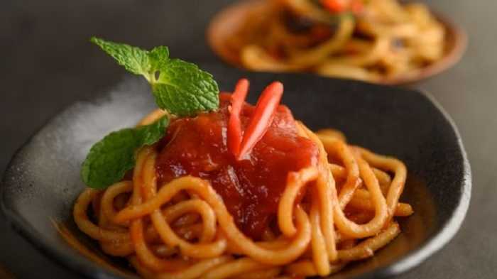 Espagueti en salsa de pimiento rojo