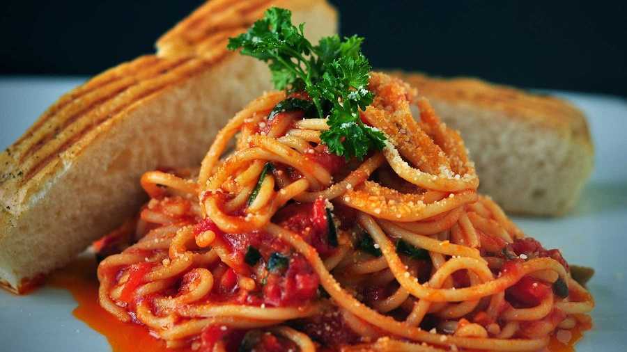 Espagueti en salsa de pimiento rojo: sabroso plato para los niños