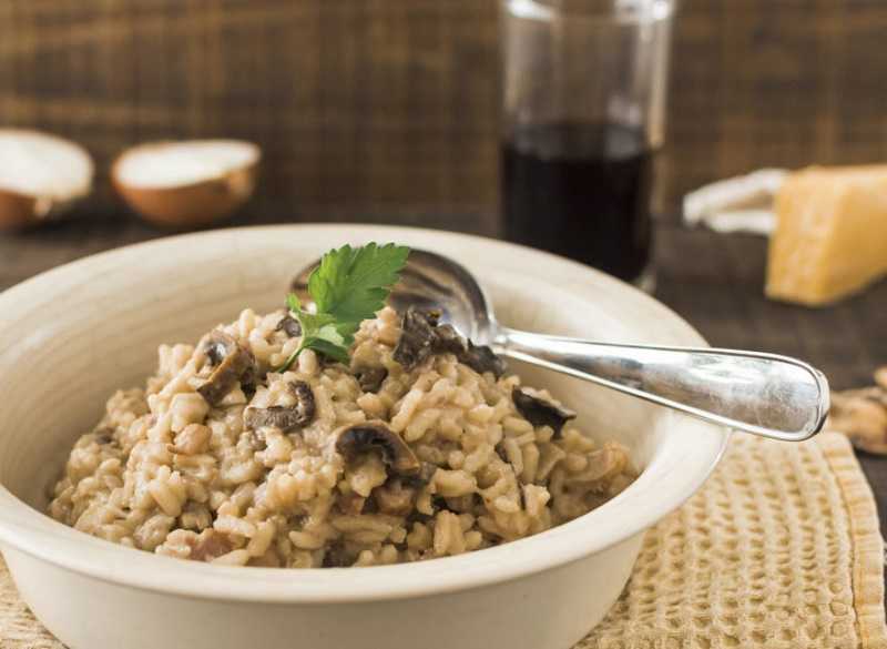 Risotto de setas con vino rosado y queso ricotta: así lo puedes preparar