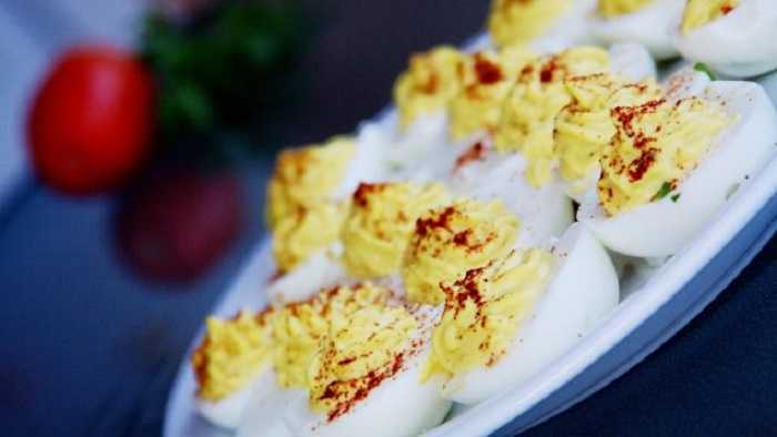 Huevos rellenos gratinados