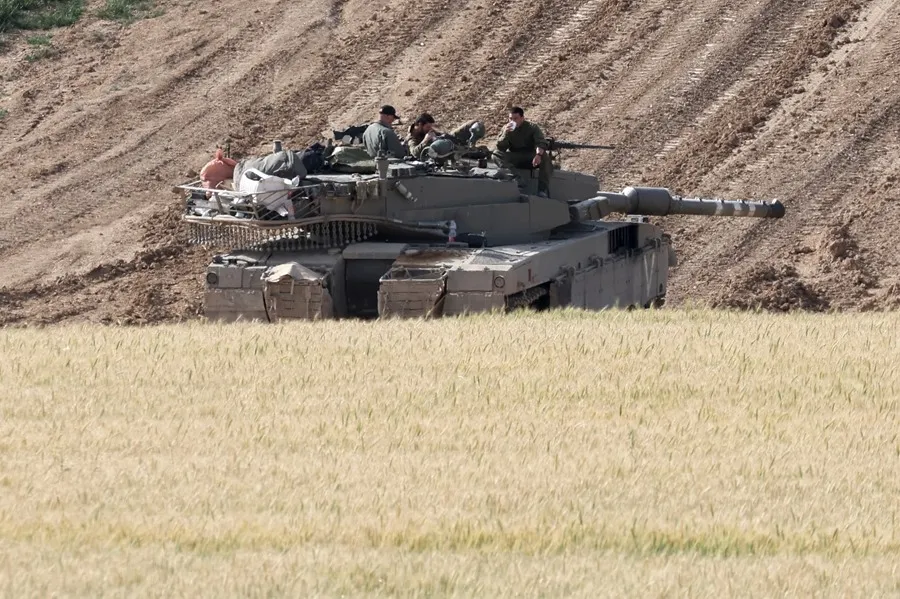 Soldados israelíes a bordo de un tanque militar transitan cerca de la valla fronteriza con la Franja de Gaza. EFE/EPA/Abir Sultan