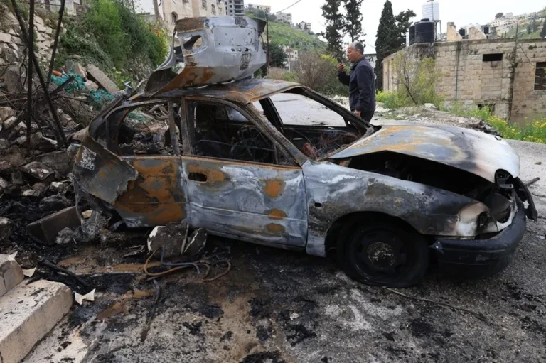 Un palestino inspecciona un automóvil quemado tras una incursión israelí en el campo de refugiados de Jenin. EFE/EPA/Alaa Badarneh