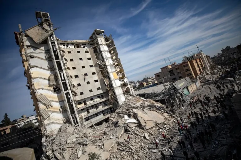 Destrozos tras un ataque aéreo israelí que golpeó la Torre Al-Masry en el campo de refugiados de Rafah. EFE/EPA/Haitham Imad