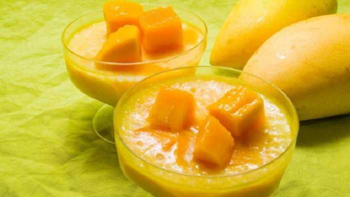 Mousse de mango y jengibre con pistachos