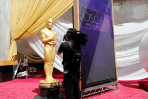 Un cámara graba una estatuilla de oro en la previa de los premios Óscar. EFE/EPA/John Mabanglo