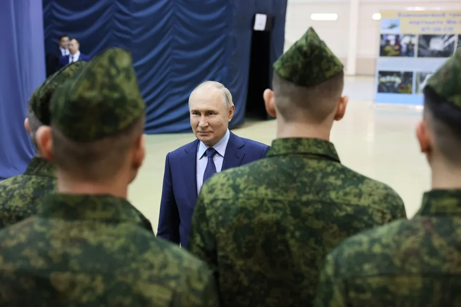 El presidente ruso, Vladimir Putin, visita el 344º Centro Estatal para el Despliegue y el Reciclaje del Personal de Vuelo del Ministerio de Defensa ruso en Torzhok. EFE/EPA/Mikhail Metzel/Sputnik/Kremlin Pool
