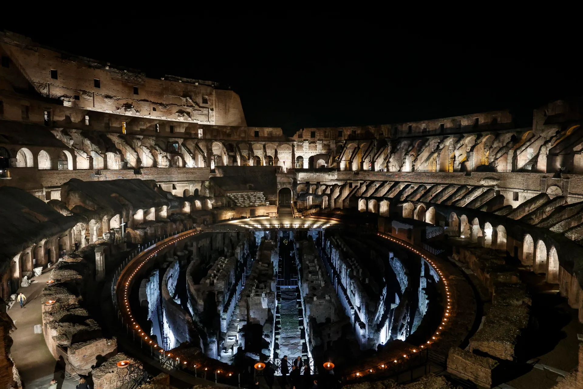 El Coliseo de Roma iluminado con motivo del Vía Crucis. EFE/FABIO FRUSTACI