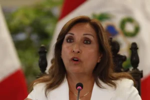 La presidenta del Perú, Dina Boluarte, en una fotografía de archivo. EFE/ Paolo Aguilar