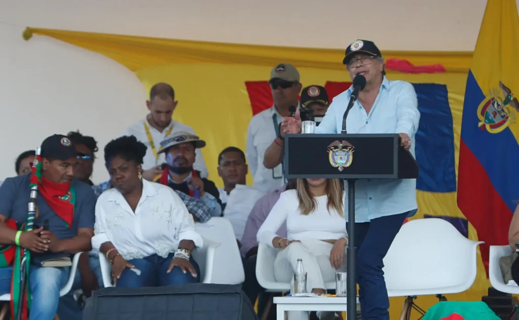 El presidente de Colombia, Gustavo Petro, habla junto a la vicepresidenta, Francia Márquez, durante la movilización 'Minga por transformaciones para la vida, el territorio, la democracia y la paz' este viernes, en Cali (Colombia). EFE/Ernesto Guzmán