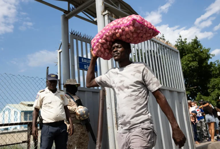 Haitianos regresan a su país luego de compran productos, principalmente alimentos, en el fronterizo Mercado Binacional este domingo, en la zona fronteriza de Dajabón (República Dominicana). EFE/ Orlando Barría