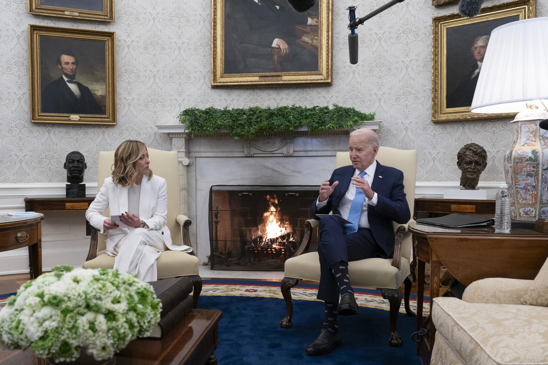 El presidente de Estados Unidos, Joe Biden (d), se reúne con la primera ministra de Italia, Giorgia Meloni (i), en la Casa Blanca, en Washington. EFE/EPA/Chris Kleponis/Pool